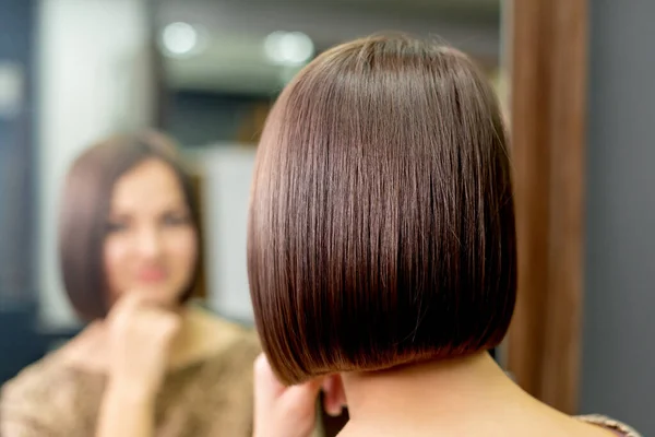 Peinado Corto Mujer Mientras Mira Espejo Salón Belleza — Foto de Stock