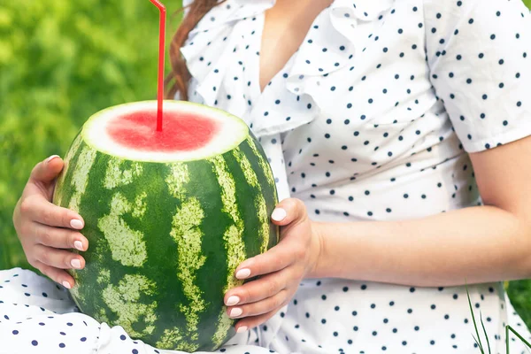 Ragazza Tiene Intera Anguria Con Paglia Cocktail Sfondo Verde Estate — Foto Stock