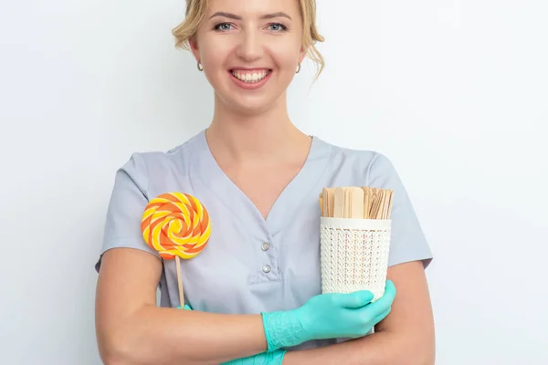 Retrato Esteticista Sorrindo Detém Pirulito Paus Para Depilação Depilação Açúcar — Fotografia de Stock