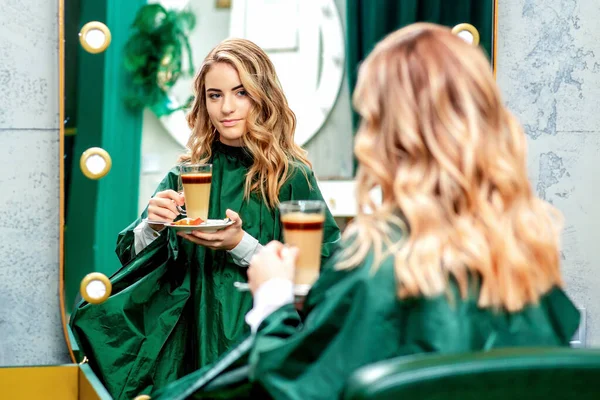 Junge Frau Mit Tasse Kaffee Latte Blick Auf Spiegel Schönheitssalon — Stockfoto