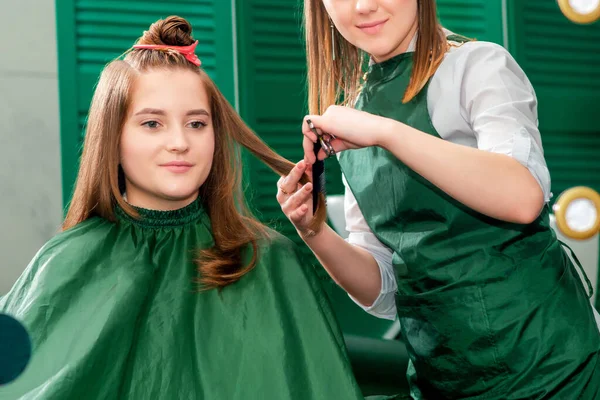 Parrucchiere Acconciatura Bella Donna Guardando Riflessione Specchio Salone Bellezza — Foto Stock