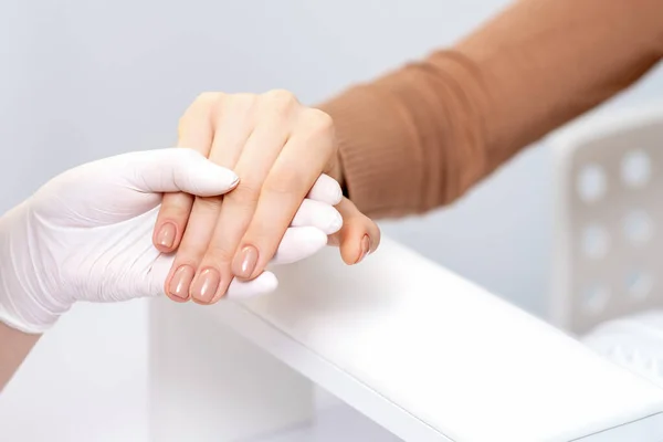 Manicura Que Sostiene Mano Mujer Con Manicura Beige Cerca — Foto de Stock