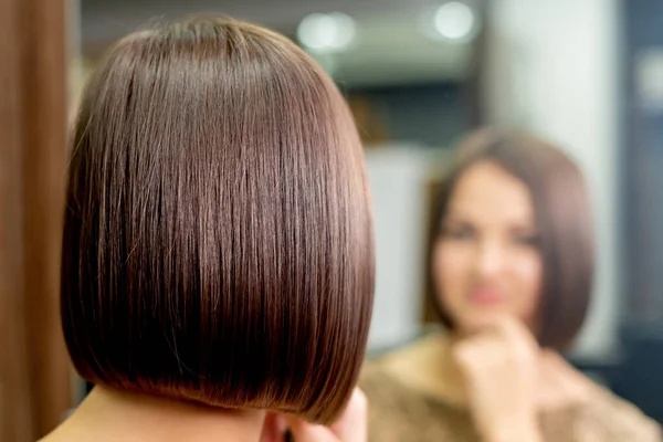 Krótka Fryzura Kobiety Patrząc Lustro Salonie Fryzjerskim — Zdjęcie stockowe