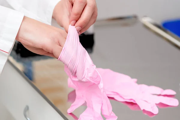 Médico Pone Guantes Látex Rosa Hospital Cerca —  Fotos de Stock