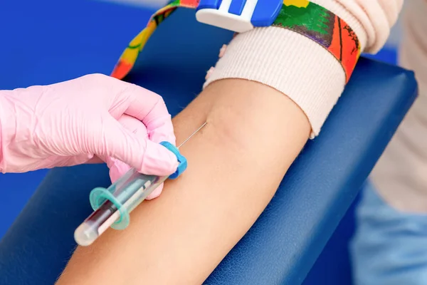 Krankenschwester Entnimmt Blutprobe Und Führt Nadel Frauenarm Ein — Stockfoto