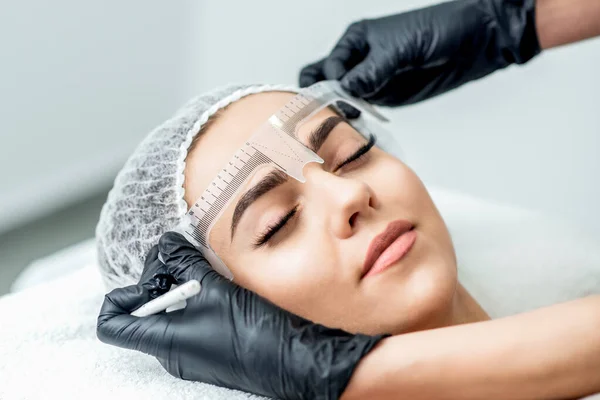 Markup Con Regla Las Cejas Mujer Yong Durante Maquillaje Permanente — Foto de Stock