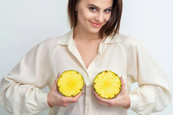 Frau Hält Zwei Hälften Ananas Auf Weißem Hintergrund Mit Kopierraum — Stockfoto