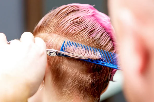 Hands Hairdresser Cuts Hair Woman Close Back View — Stock Photo, Image