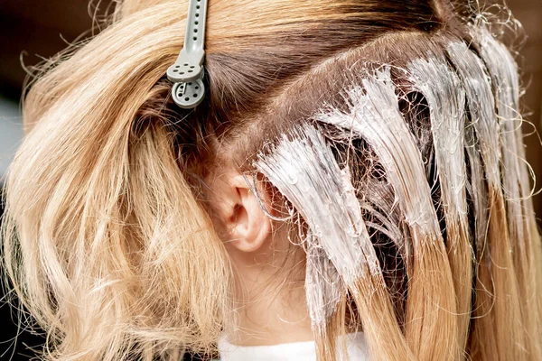 Процесс Окрашивания Волос Женщины Парикмахерской Крупным Планом — стоковое фото