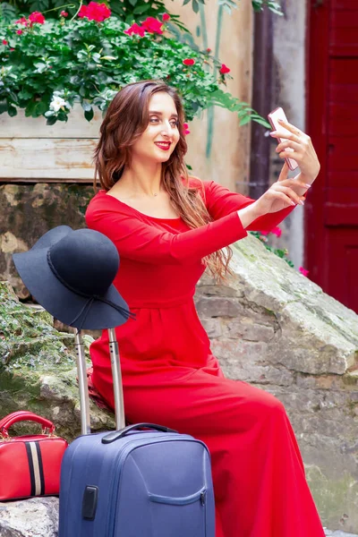 Vacker Kvinna Tar Selfie Med Smartphone Stadens Gata — Stockfoto
