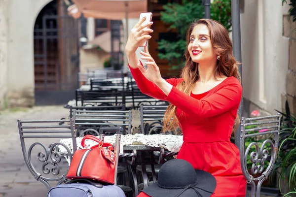 아름다운 아가씨 거리에서 스마트폰으로 셀카를 — 스톡 사진