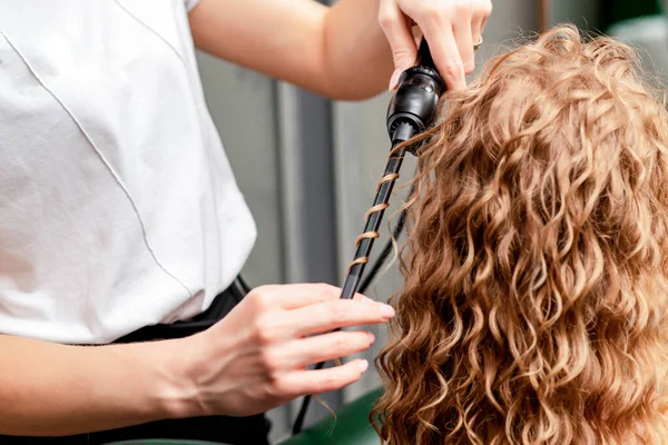 Fryzjer Ręce Curl Włosy Kobiety Przez Curling Żelaza Salonie — Zdjęcie stockowe