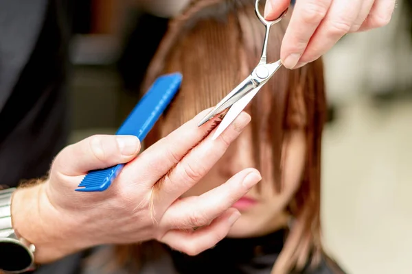 Handen Van Kapper Knippen Haarpunten Van Vrouw Schoonheidssalon — Stockfoto