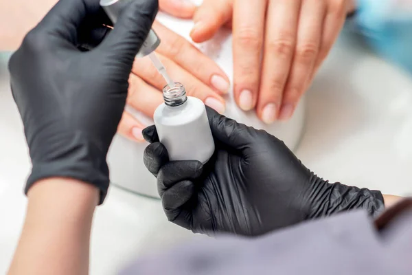 Manicurista Tiene Pennello Con Smalto Trasparente Prima Applicare Sulle Unghie — Foto Stock