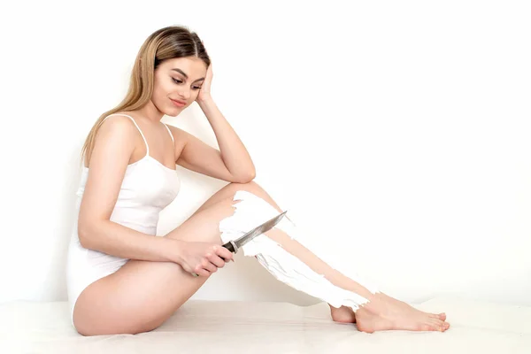 Hermosa Mujer Afeitándose Las Piernas Con Cuchillo Untado Con Espuma — Foto de Stock