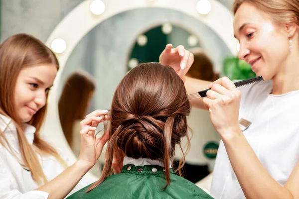 Giovane Donna Che Riceve Trucco Acconciatura Truccatore Professionista Parrucchiere Nel — Foto Stock