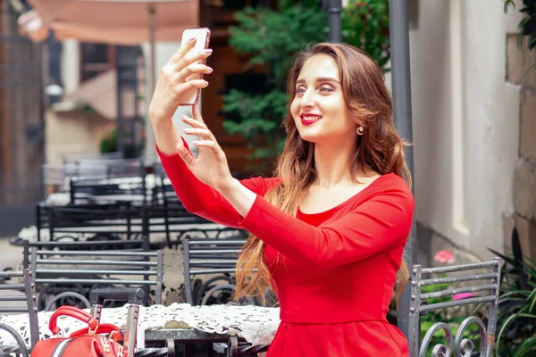 Menina Bonita Leva Selfie Smartphone Rua Cidade — Fotografia de Stock