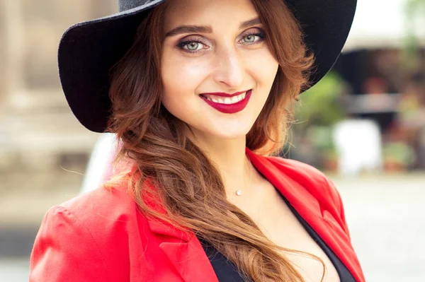 Portret Van Een Lachende Jonge Vrouw Met Een Zwarte Hoed — Stockfoto