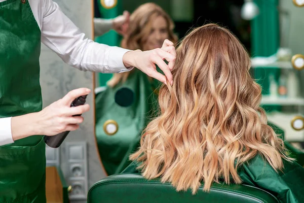 Friseur Macht Lockige Frisur Für Frau Schönheitssalon Rückseite — Stockfoto