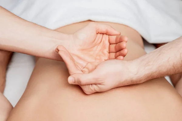 Palme Mani Schiena Umana Massaggiatore Durante Mani Mostrano Yin Yang — Foto Stock
