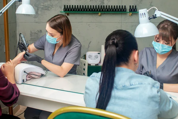 Zwei Frauen Bekommen Maniküre Schönheitssalon — Stockfoto