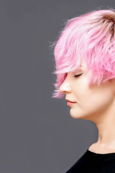 Γυναίκα Ροζ Hairstyle Στέκεται Κλειστά Μάτια Άποψη Πλευρά Γκρι Φόντο — Φωτογραφία Αρχείου