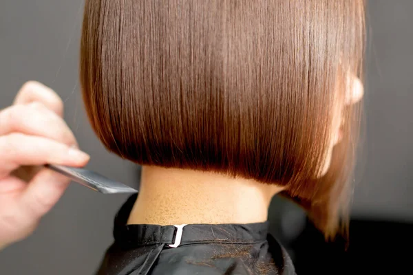 Parrucchiere Pettina Capelli Corti Donna Bruna Vicino Salone Capelli Tonica — Foto Stock