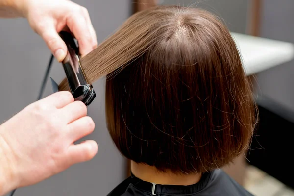 Parrucchiere Raddrizza Capelli Donna Con Attrezzo Raddrizzatore Capelli Salone Capelli — Foto Stock