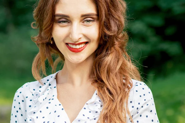 Portret Van Een Mooie Jonge Glimlachende Vrouw Groene Achtergrond Van — Stockfoto