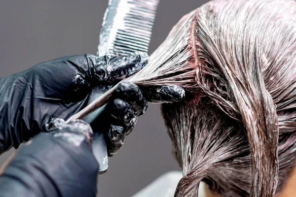 Руки Перукаря Фарбування Волосся Жінки Крупним Планом — стокове фото