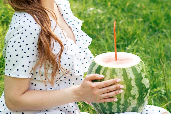 Dívka Drží Celý Vodní Meloun Koktejlovou Slámou Zeleném Letním Pozadí — Stock fotografie