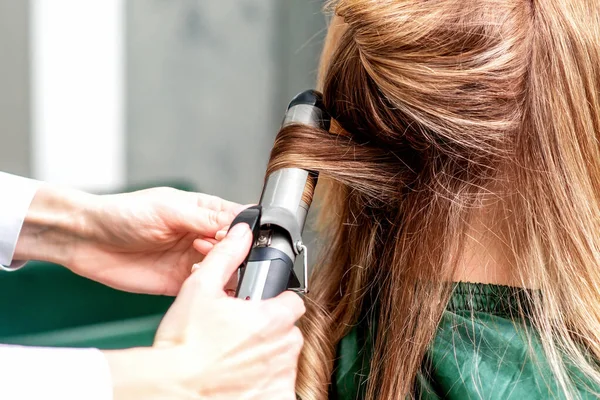 Hairdresser Uses Curling Iron Twists Hair Woman Beauty Salon — Stock Photo, Image