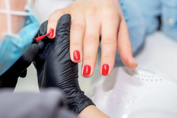 Close Manicure Verft Vingernagels Met Rode Nagellak Salon — Stockfoto