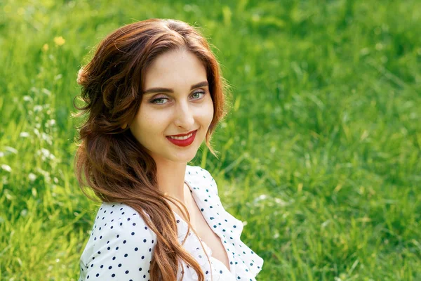 Portret Van Een Mooie Jonge Glimlachende Vrouw Groene Achtergrond Van — Stockfoto