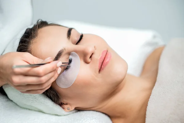 Woman Receiving Eyelash Extension Procedure Close — Stock Photo, Image