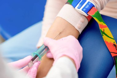 Hemşire elleri Coronavirus aşısını tanıtıyor. Kadının koluna iğne batırıyor..