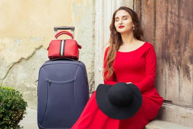 Kadın, kırsaldaki eski ahşap kapının merdivenlerinde dinlenmek için oturdu..