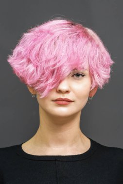 Güzel pembe kısa saçlı bir kadının portresi..