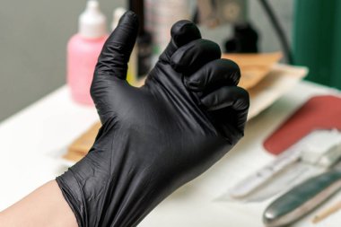 Plastik siyah eldiven kozmetik ya da tıbbi prosedürden önce, yakın çekim.