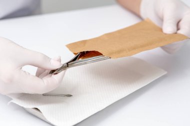 Eller manikür işleminden önce el işi zarfından manikür aletlerini alıyor..