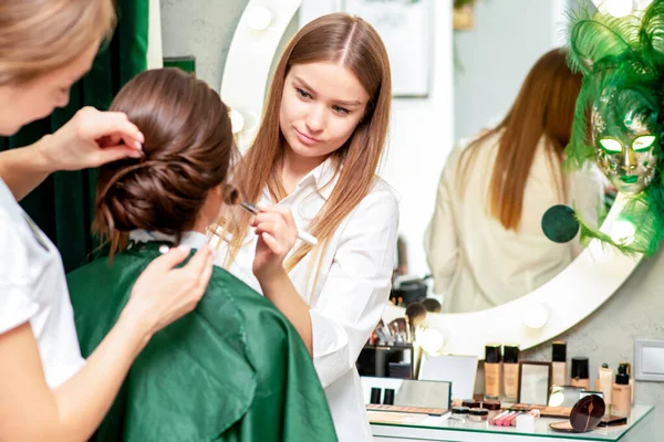 Mladá Žena Dostává Make Účes Profesionálního Maskéra Kadeřníka Salonu Krásy — Stock fotografie