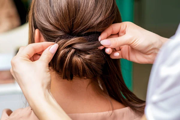 Manos Peluquería Está Haciendo Peinado Para Mujer Salón Belleza Cerca —  Fotos de Stock