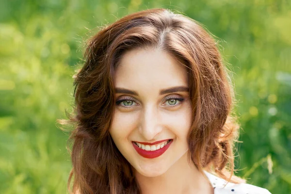 Portret Van Een Mooie Jonge Glimlachende Vrouw Groene Zomerse Achtergrond — Stockfoto
