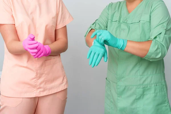 Dwie Kosmetyczki Rękawiczkach Gotowe Zabiegu Pracownicy Medyczni Zbliżenie — Zdjęcie stockowe