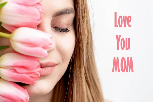 Love You Mom Růžový Text Mladá Žena Růžovými Tulipány Bílém — Stock fotografie