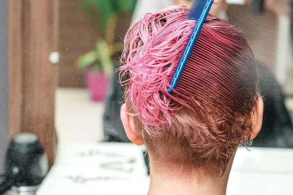 Kappers Handen Sprenkelen Water Roze Haar Van Vrouw Kapsalon — Stockfoto