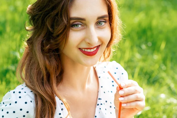 Portret Van Mooie Jonge Vrouw Houdt Cocktail Stro Glimlachen Gras — Stockfoto