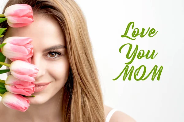 Love You Mom Texto Verde Retrato Mujer Hermosa Con Tulipanes — Foto de Stock