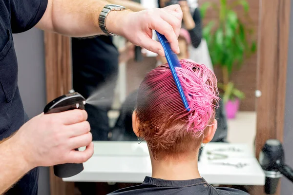 Fryzjer Posypuje Wodą Włosy Kobiety Zbliżenie — Zdjęcie stockowe