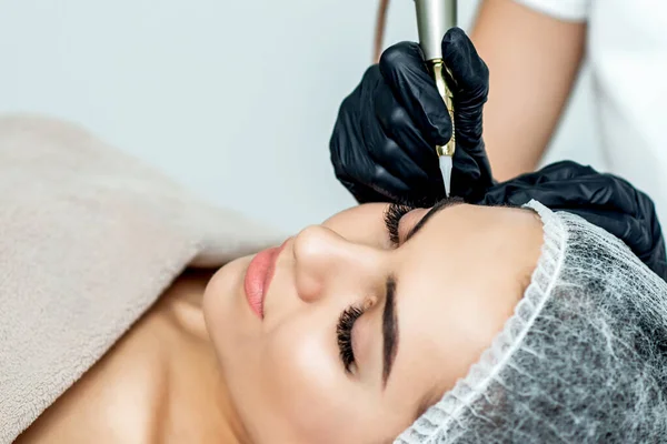 Professional Cosmetologist Hands Doing Permanent Makeup Eyebrows Young Woman Close — Stock Photo, Image